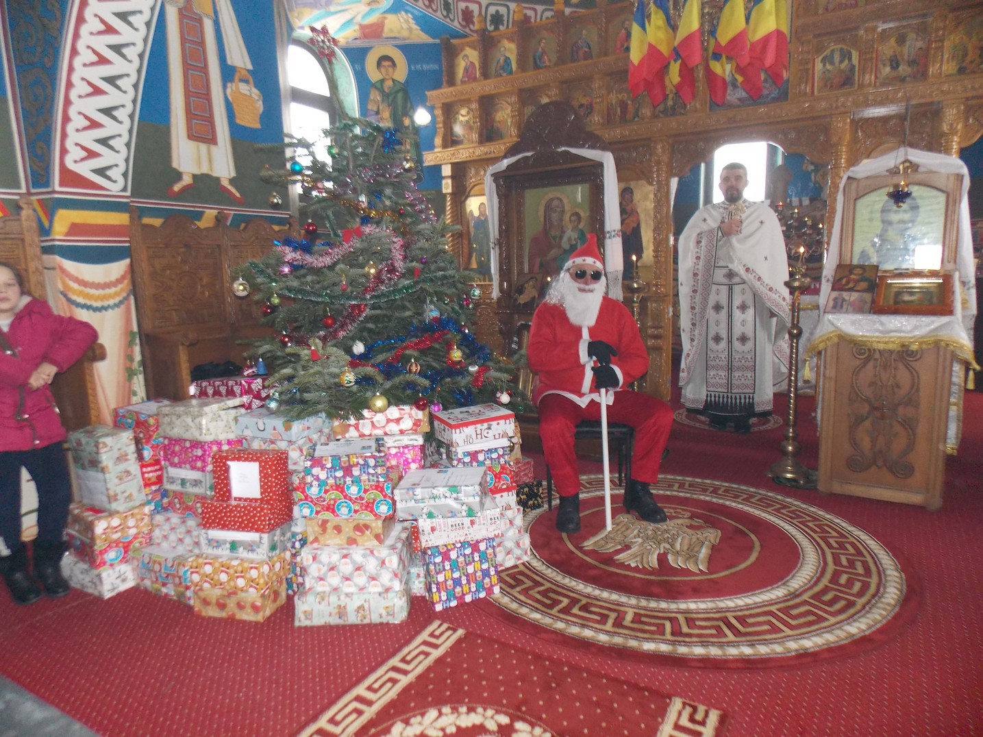 Bătrânii şi familiile nevoiaşe din Chişcăreni şi Sat Nou, ajutate cu lemne de foc de preotul paroh