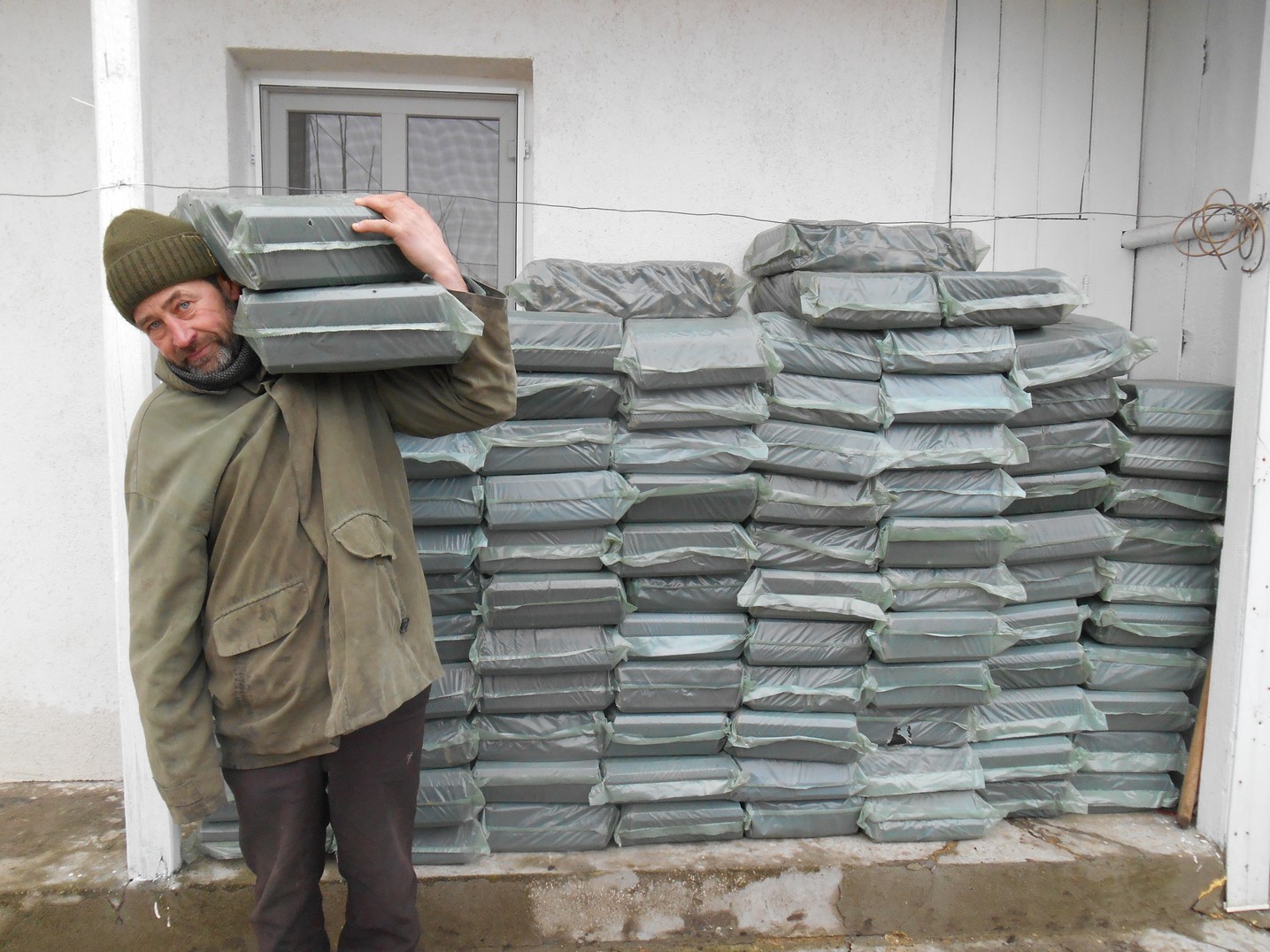 Bătrânii şi familiile nevoiaşe din Chişcăreni şi Sat Nou, ajutate cu lemne de foc de preotul paroh