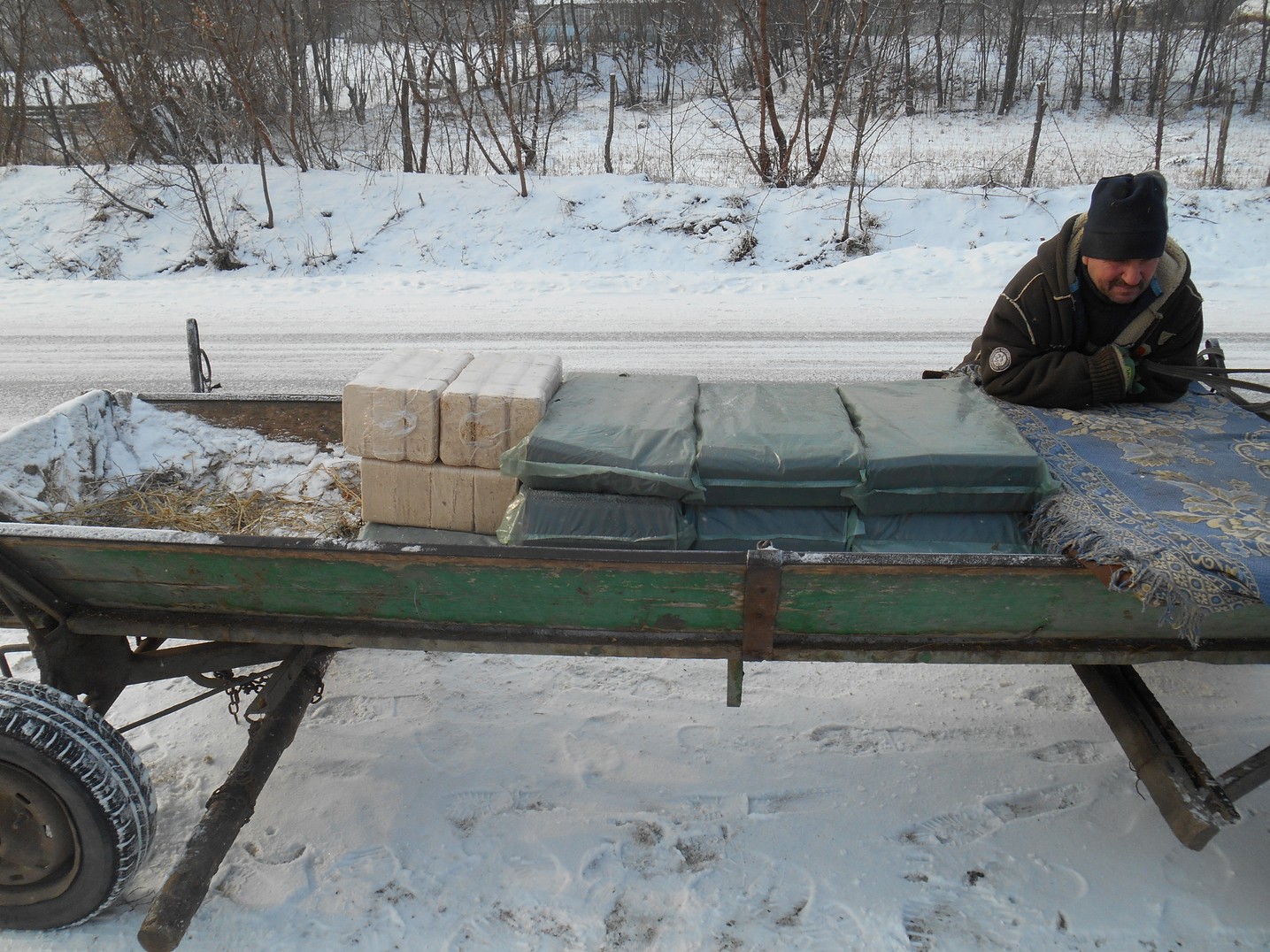 Bătrânii şi familiile nevoiaşe din Chişcăreni şi Sat Nou, ajutate cu lemne de foc de preotul paroh