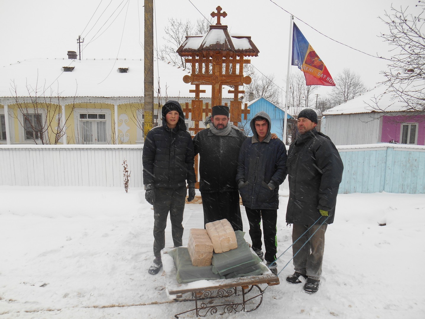 Bătrânii şi familiile nevoiaşe din Chişcăreni şi Sat Nou, ajutate cu lemne de foc de preotul paroh