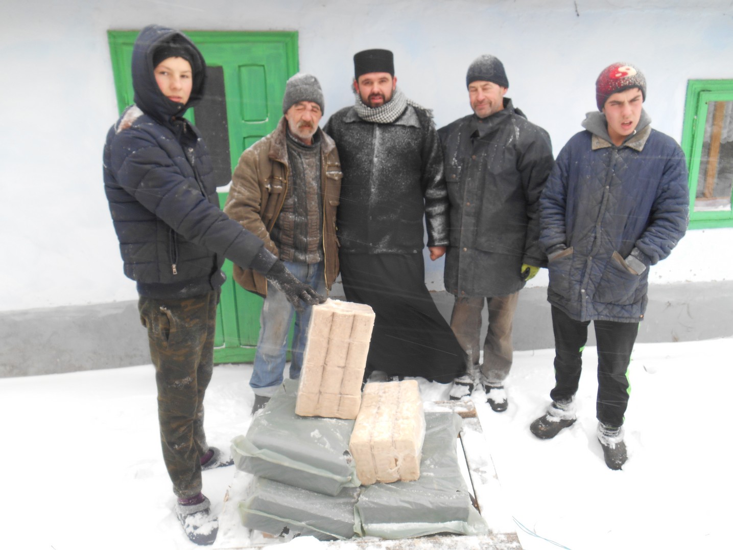 Bătrânii şi familiile nevoiaşe din Chişcăreni şi Sat Nou, ajutate cu lemne de foc de preotul paroh