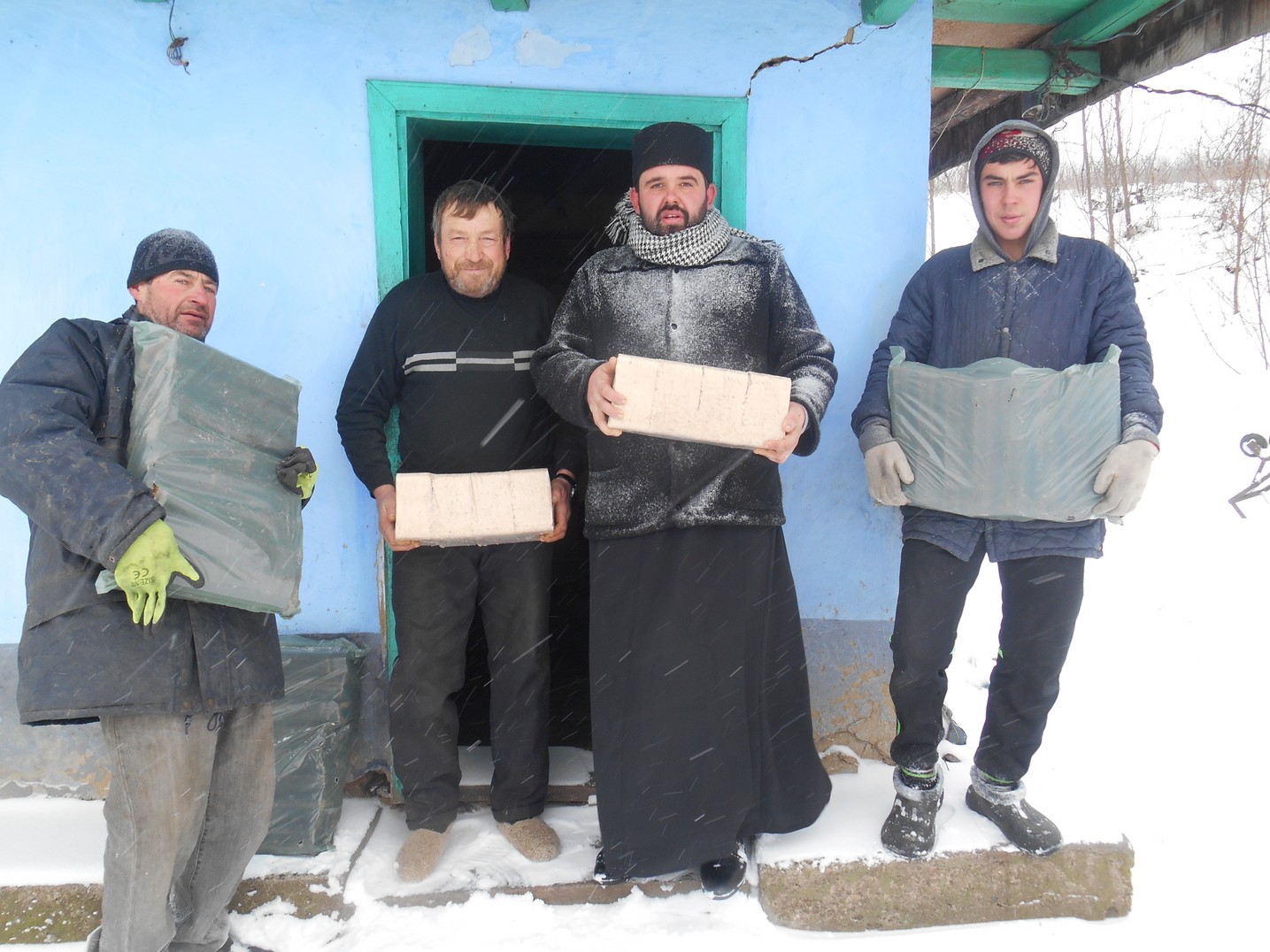 Bătrânii şi familiile nevoiaşe din Chişcăreni şi Sat Nou, ajutate cu lemne de foc de preotul paroh