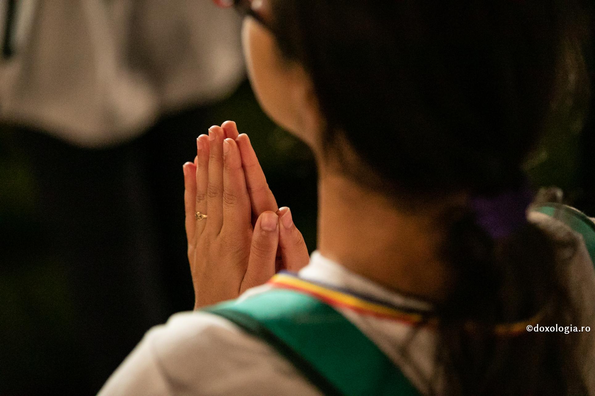 mâini împreunate la rugăciune