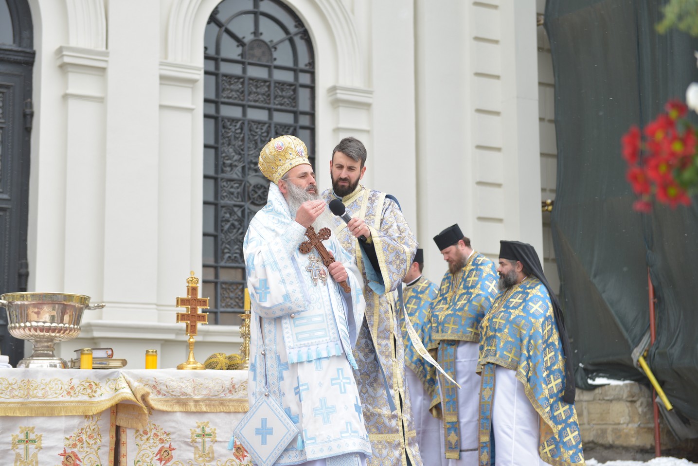 Foto: Alex Atudori Slujire cu 2 arhierei la Iași: „Sărbătoarea Bobotezei ne arată că Dumnezeu binecuvântează întreaga creaţie”