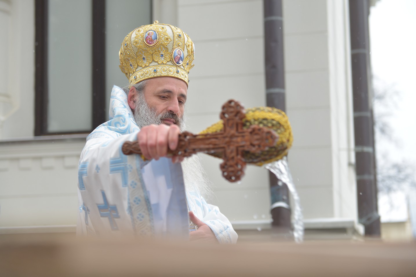 Foto: Alex Atudori Slujire cu 2 arhierei la Iași: „Sărbătoarea Bobotezei ne arată că Dumnezeu binecuvântează întreaga creaţie”