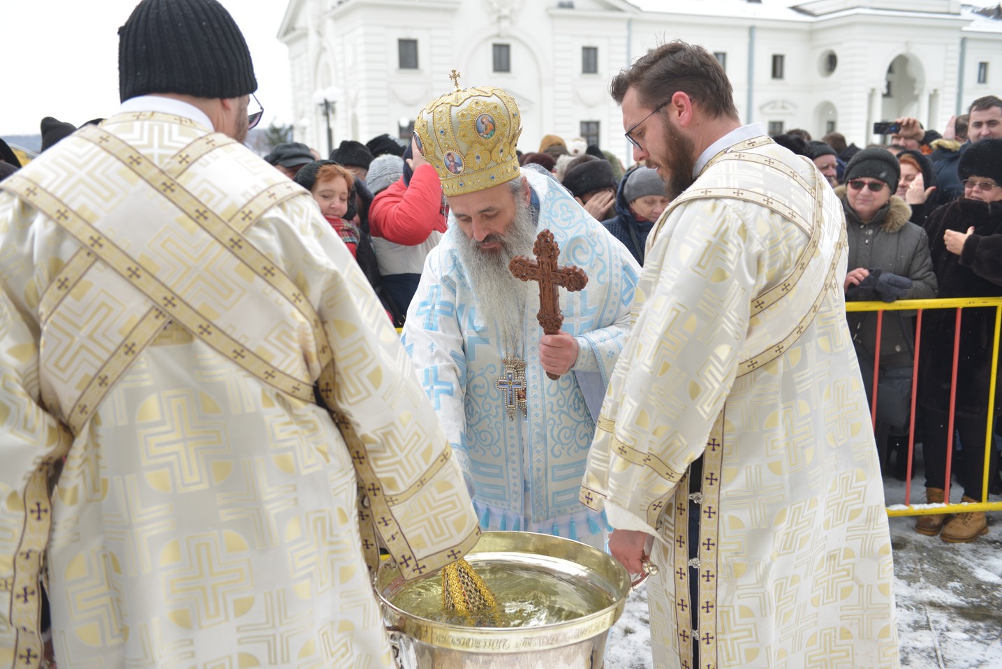 Foto: Alex Atudori Slujire cu 2 arhierei la Iași: „Sărbătoarea Bobotezei ne arată că Dumnezeu binecuvântează întreaga creaţie”