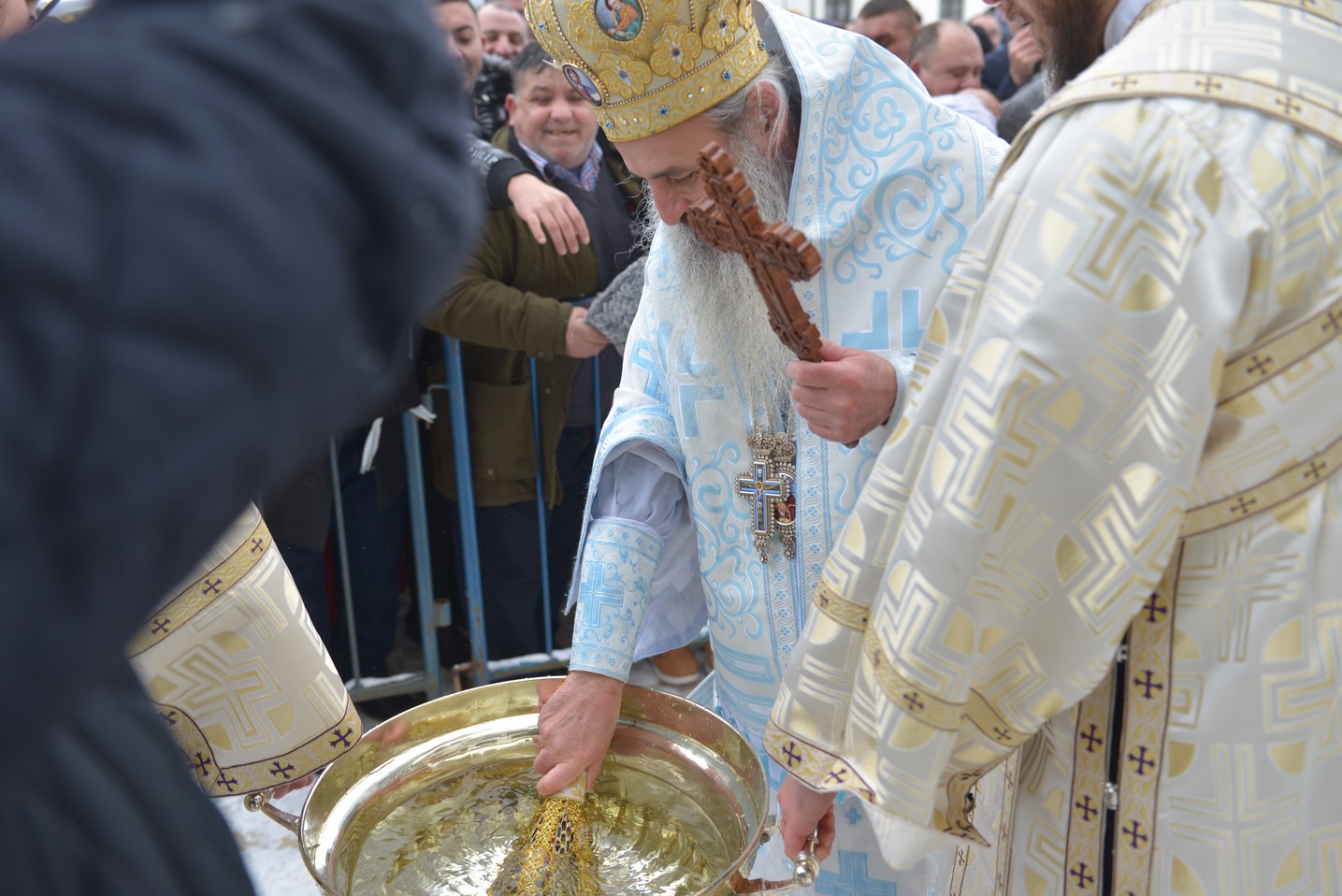 Foto: Alex Atudori Slujire cu 2 arhierei la Iași: „Sărbătoarea Bobotezei ne arată că Dumnezeu binecuvântează întreaga creaţie”