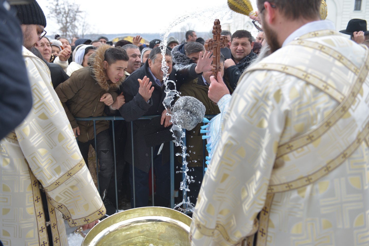 Foto: Alex Atudori Slujire cu 2 arhierei la Iași: „Sărbătoarea Bobotezei ne arată că Dumnezeu binecuvântează întreaga creaţie”