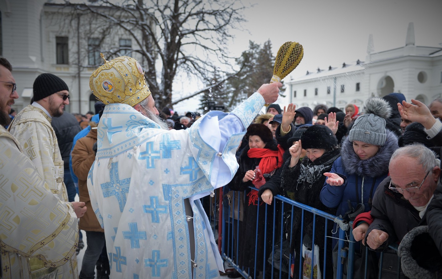 Foto: Alex Atudori Slujire cu 2 arhierei la Iași: „Sărbătoarea Bobotezei ne arată că Dumnezeu binecuvântează întreaga creaţie”