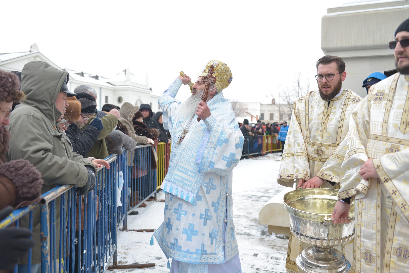 Foto: Alex Atudori Slujire cu 2 arhierei la Iași: „Sărbătoarea Bobotezei ne arată că Dumnezeu binecuvântează întreaga creaţie”