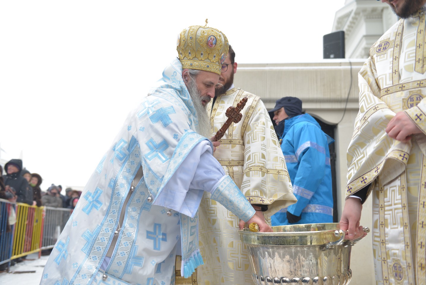 Foto: Alex Atudori Slujire cu 2 arhierei la Iași: „Sărbătoarea Bobotezei ne arată că Dumnezeu binecuvântează întreaga creaţie”