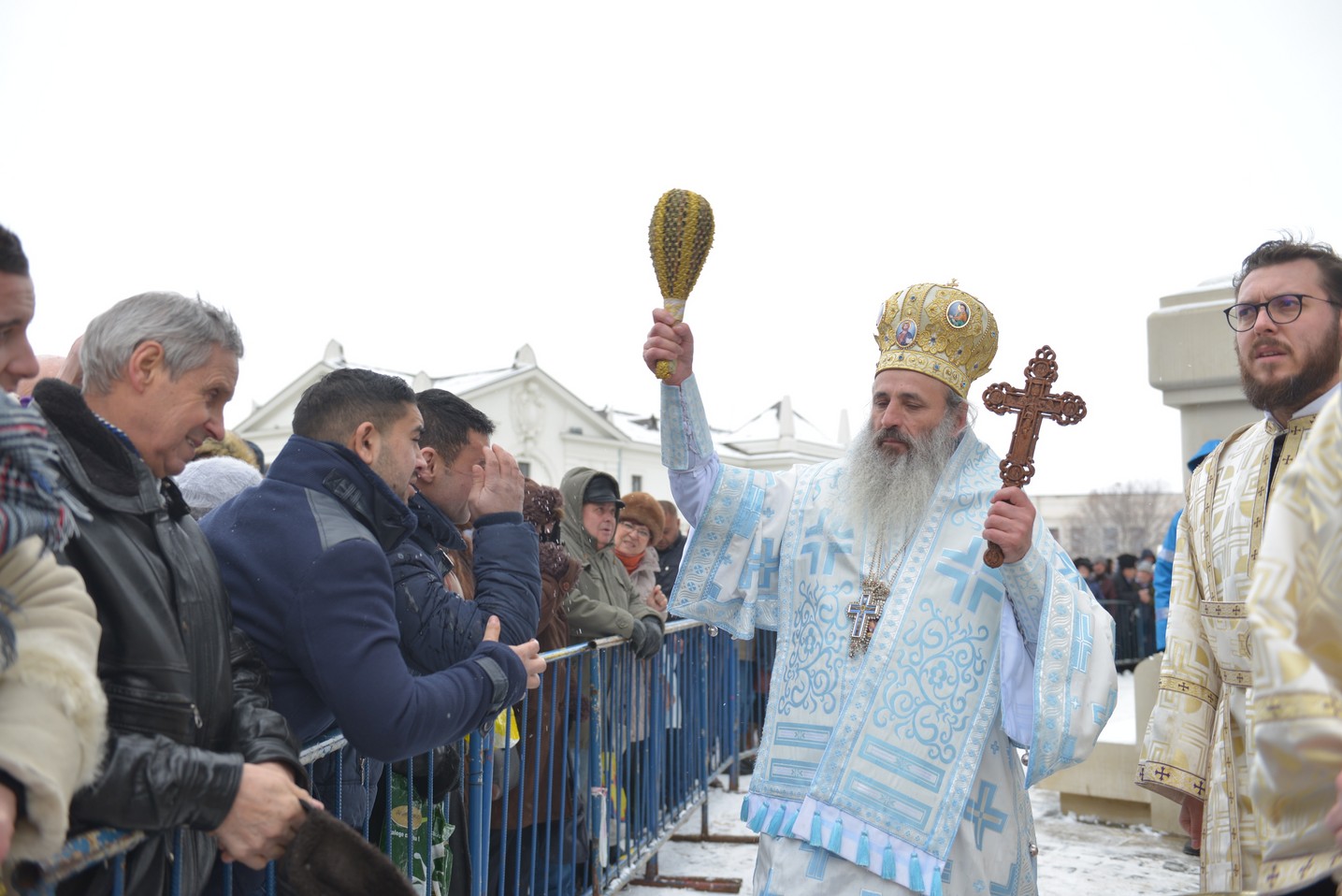 Foto: Alex Atudori Slujire cu 2 arhierei la Iași: „Sărbătoarea Bobotezei ne arată că Dumnezeu binecuvântează întreaga creaţie”
