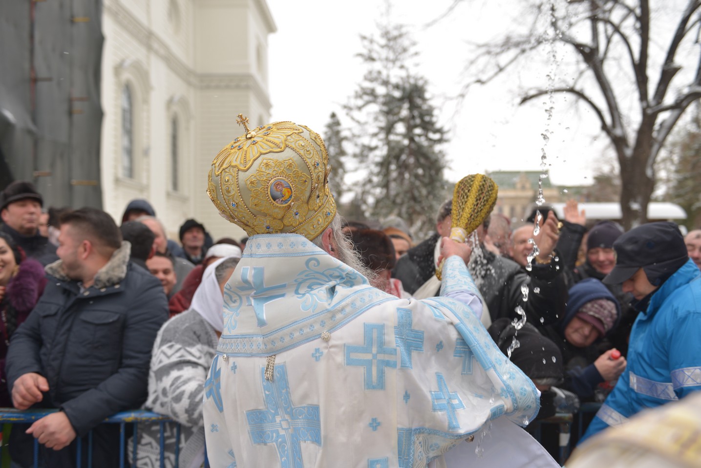 Foto: Alex Atudori Slujire cu 2 arhierei la Iași: „Sărbătoarea Bobotezei ne arată că Dumnezeu binecuvântează întreaga creaţie”