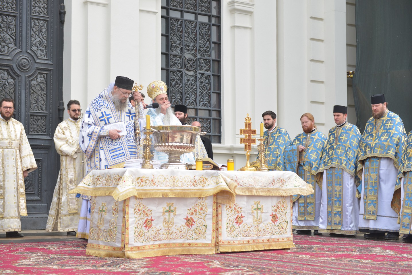 Slujire cu 2 arhierei la Iași: „Sărbătoarea Bobotezei ne arată că Dumnezeu binecuvântează întreaga creaţie”