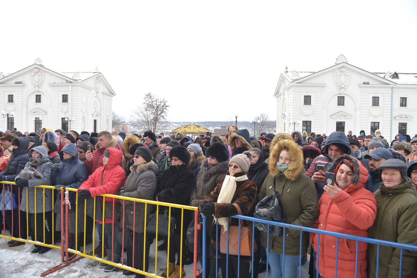 Foto: Alex Atudori Slujire cu 2 arhierei la Iași: „Sărbătoarea Bobotezei ne arată că Dumnezeu binecuvântează întreaga creaţie”