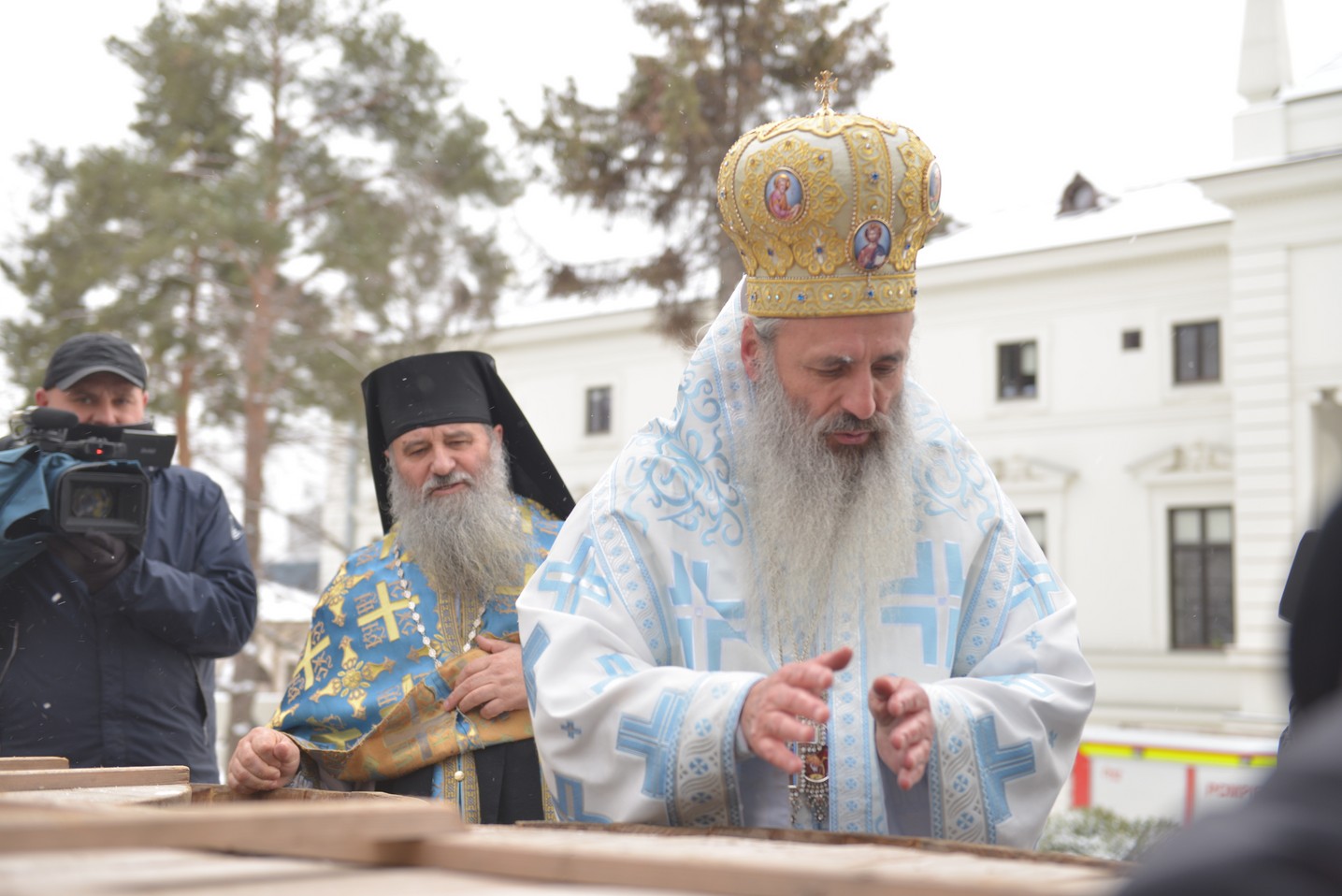 Foto: Alex Atudori Slujire cu 2 arhierei la Iași: „Sărbătoarea Bobotezei ne arată că Dumnezeu binecuvântează întreaga creaţie”