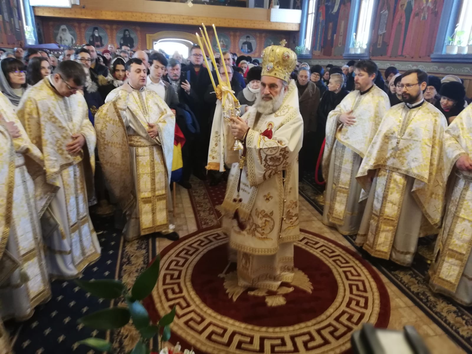 Liturghie arhierească în Parohia „Sfinţii Trei Ierarhi” din Bacău Liturghie arhierească în Parohia „Sfinţii Trei Ierarhi” din Bacău