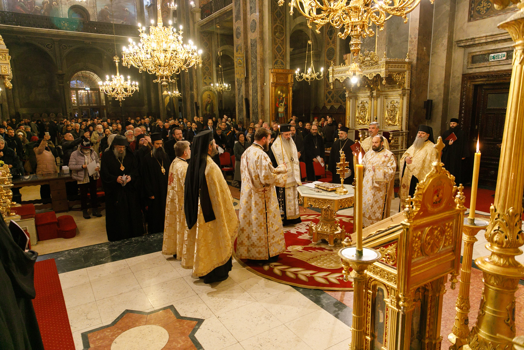 „Cercetători ori oameni de profesie, dorim fiecare să contribuim cu o iotă la viaţa Bisericii” „Cercetători ori oameni de profesie, dorim fiecare să contribuim cu o iotă la viaţa Bisericii”