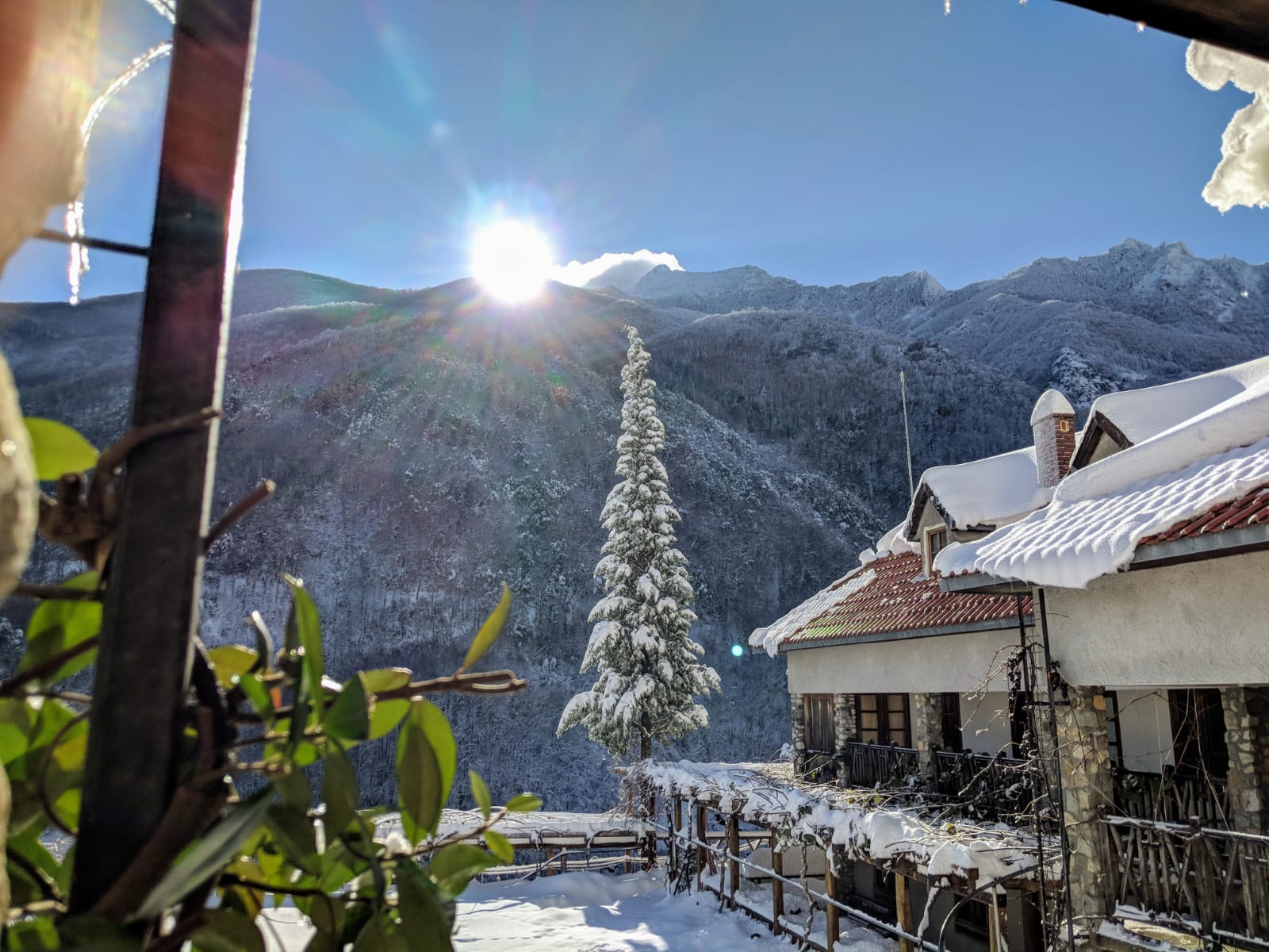 (Foto) Zile de iarnă la Schitul „Sfântul Dimitrie” – Lacu, Muntele Athos