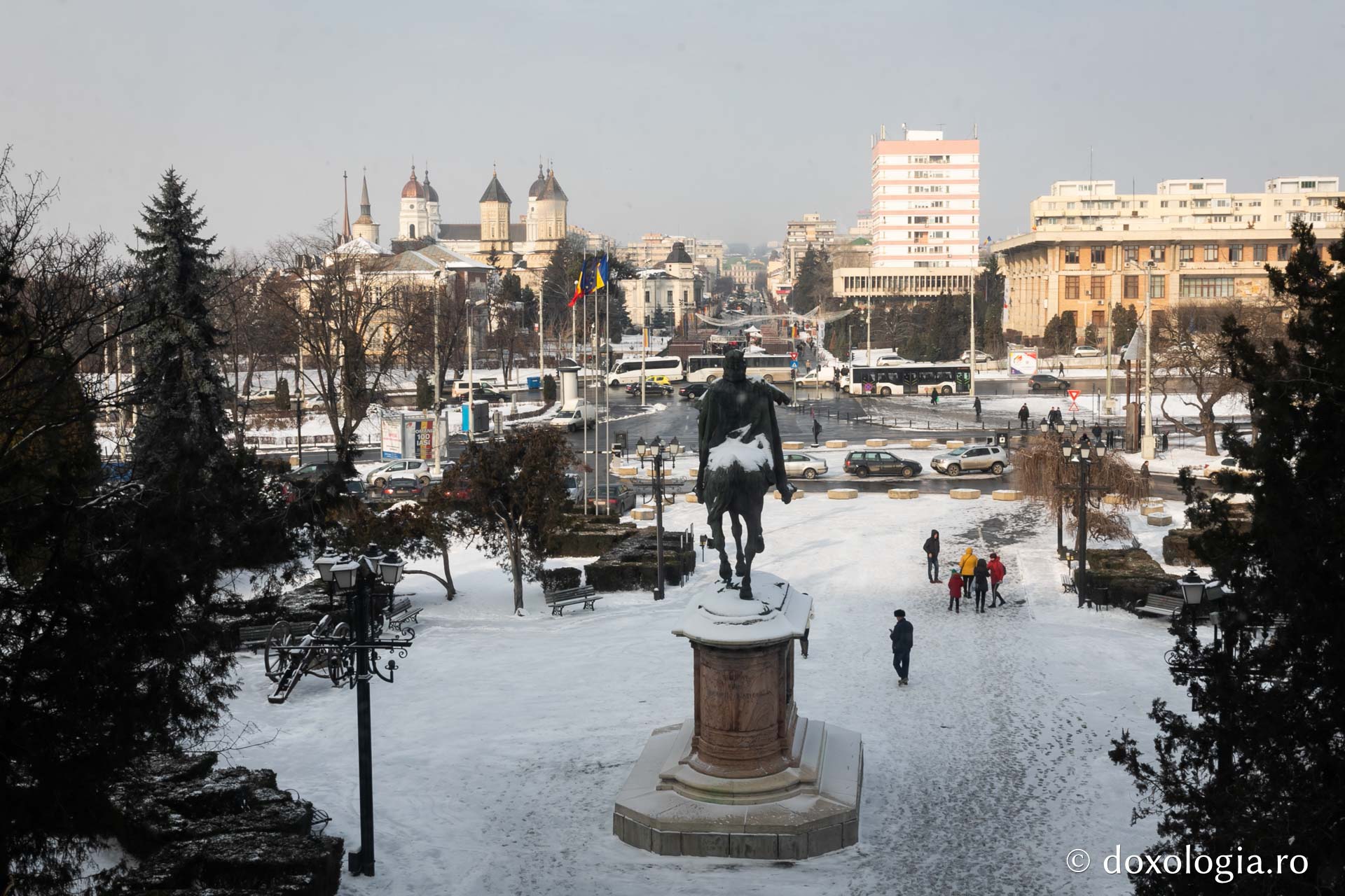 (Foto) Zăpadă peste Târgul Ieşilor