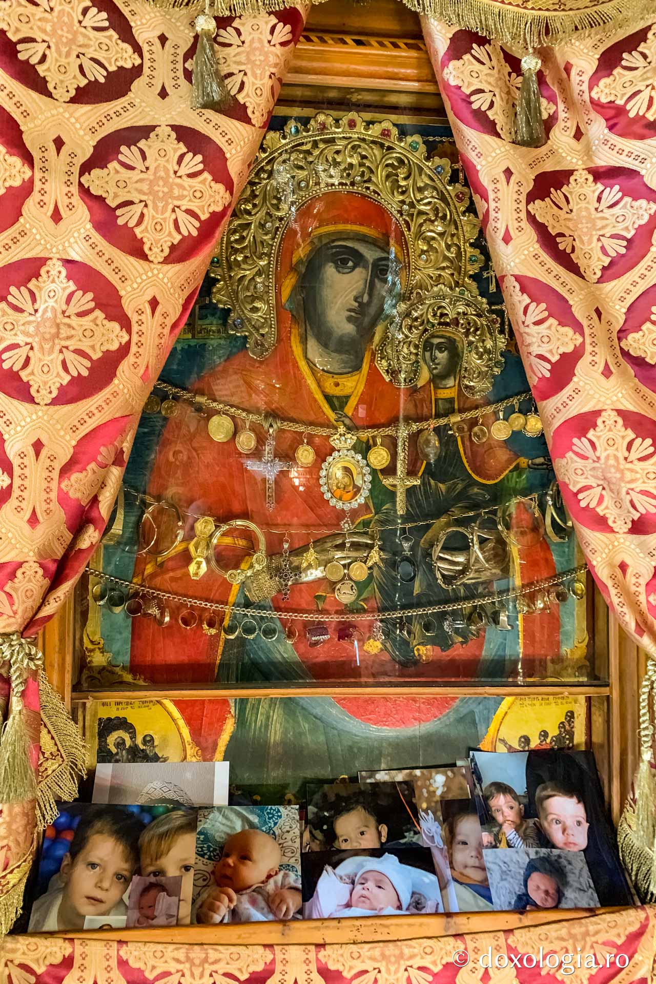 Icoana făcătoare de minuni a Sfintei Ana de la Schitul „Sfânta Ana” – Athos
