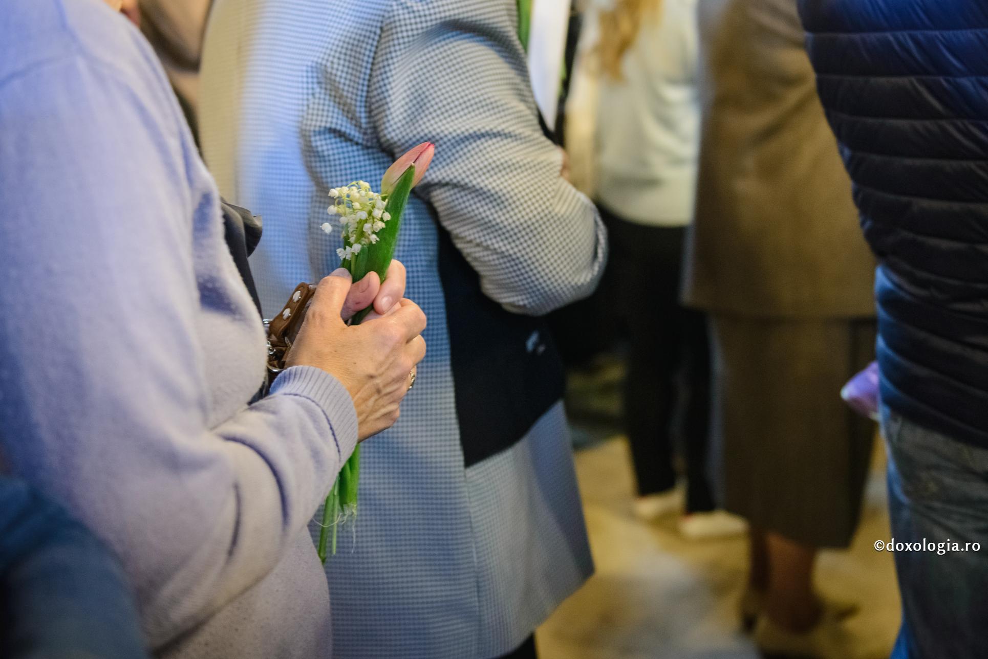 femeie cu lăcrămioare în mână