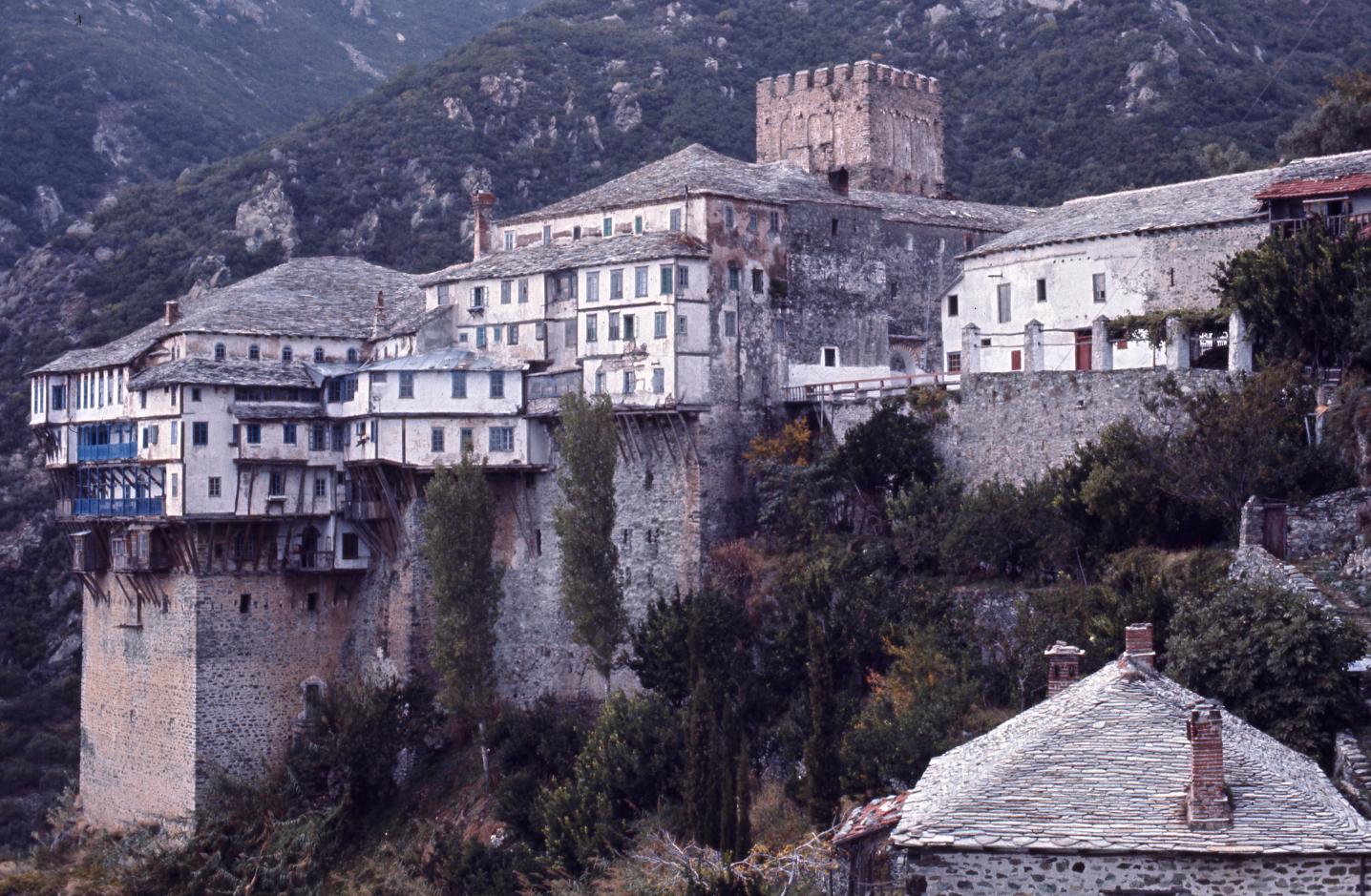 Ansamblul clădirilor Mănăstirii Dionisiu – Pelerinajul părintelui Cleopa la Athos / Foto: Dr. Nicholas Exadaktylos Mănăstirea Dionisiu