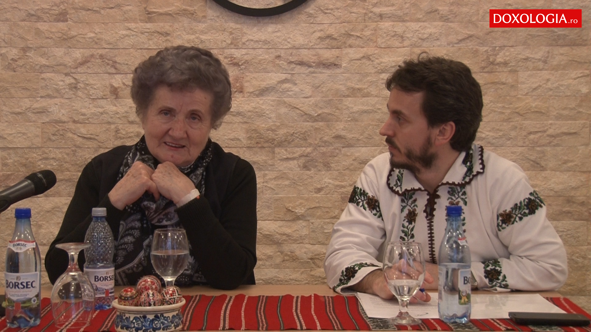 (Video) Încondeierea ouălor și pregătirea păștii – activități din Joia Mare (Video) Încondeierea ouălor și pregătirea păștii – activități din Joia Mare