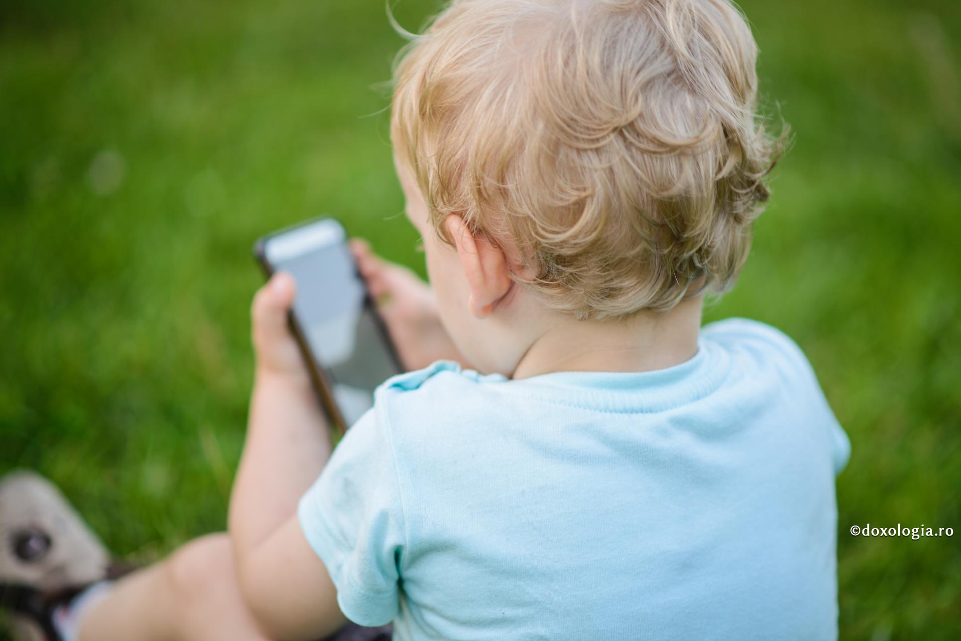 Parenting: Impactul tehnologiei asupra copiilor noștri / Foto: Alina Atudori copil cu telefonul în mână