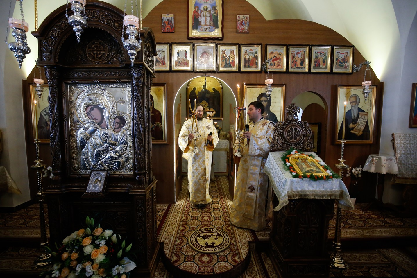 Foto: Alexandru Moroianu Liturghie cu patru arhierei la Mănăstirea Zosin din Botoșani: „Casa omului este sufletul său”