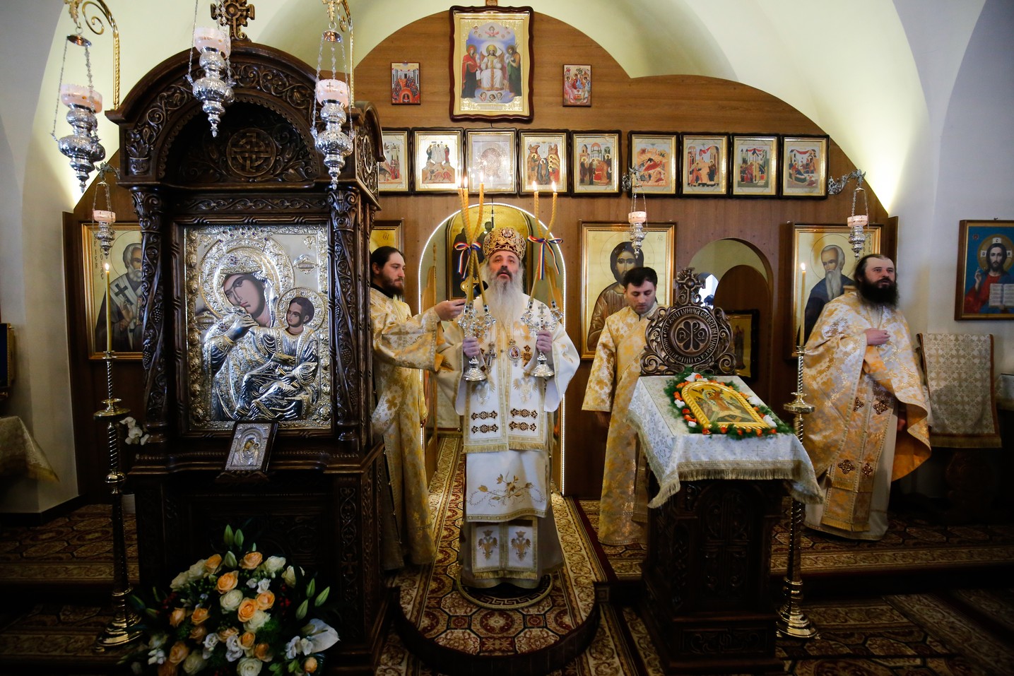 Foto: Alexandru Moroianu Liturghie cu patru arhierei la Mănăstirea Zosin din Botoșani: „Casa omului este sufletul său”