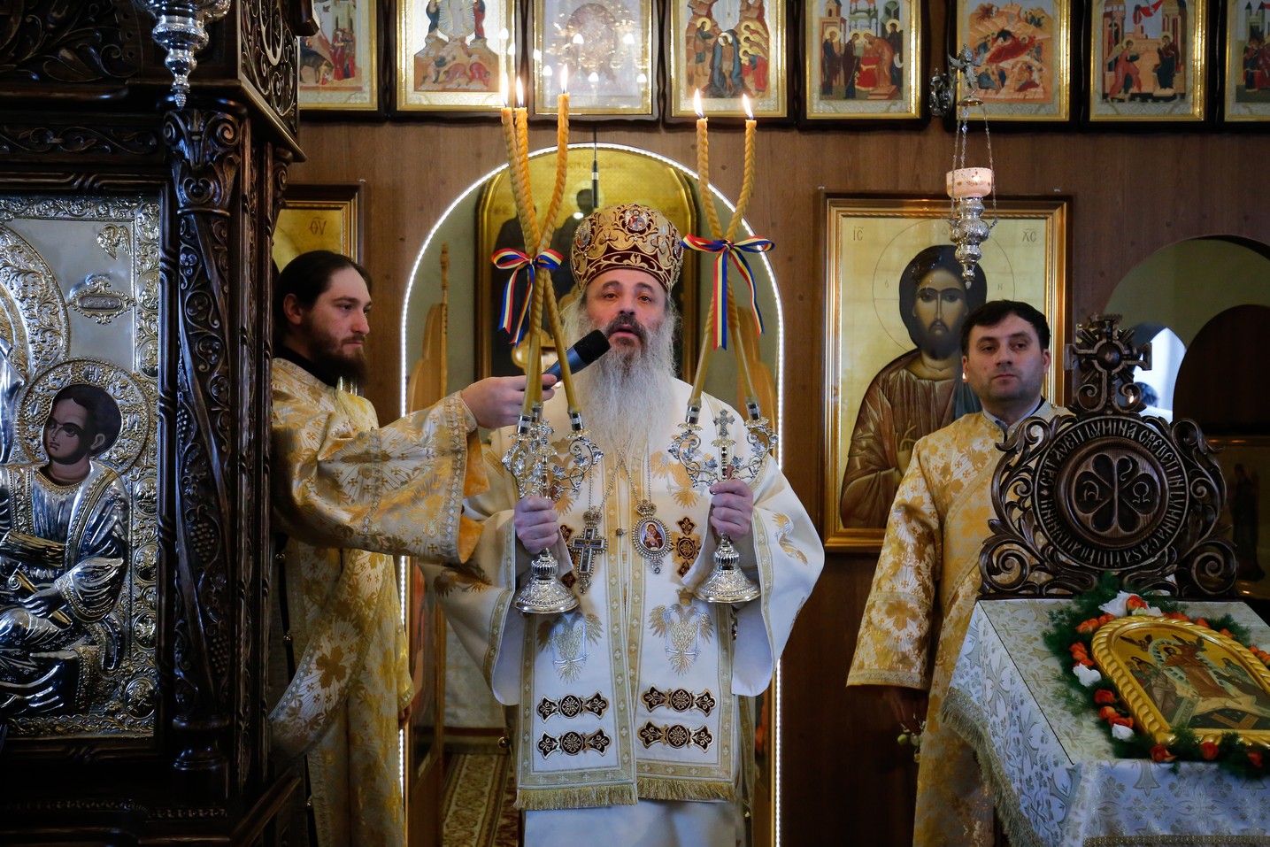 Foto: Alexandru Moroianu Liturghie cu patru arhierei la Mănăstirea Zosin din Botoșani: „Casa omului este sufletul său”