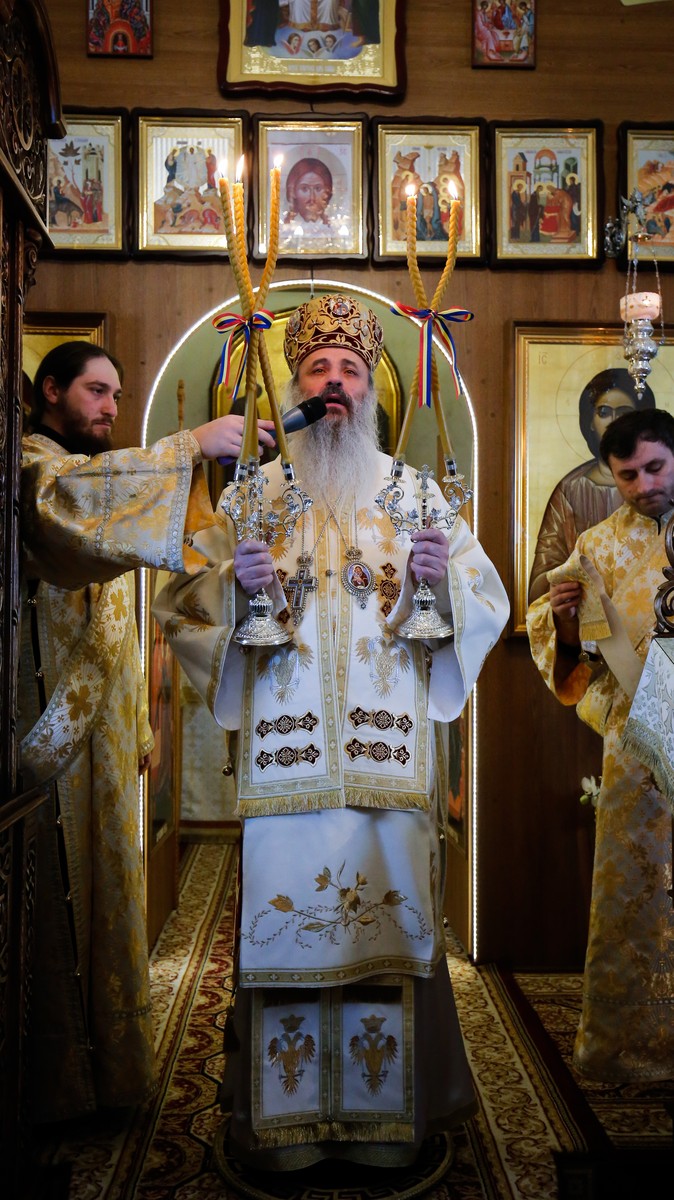 Foto: Alexandru Moroianu Liturghie cu patru arhierei la Mănăstirea Zosin din Botoșani: „Casa omului este sufletul său”