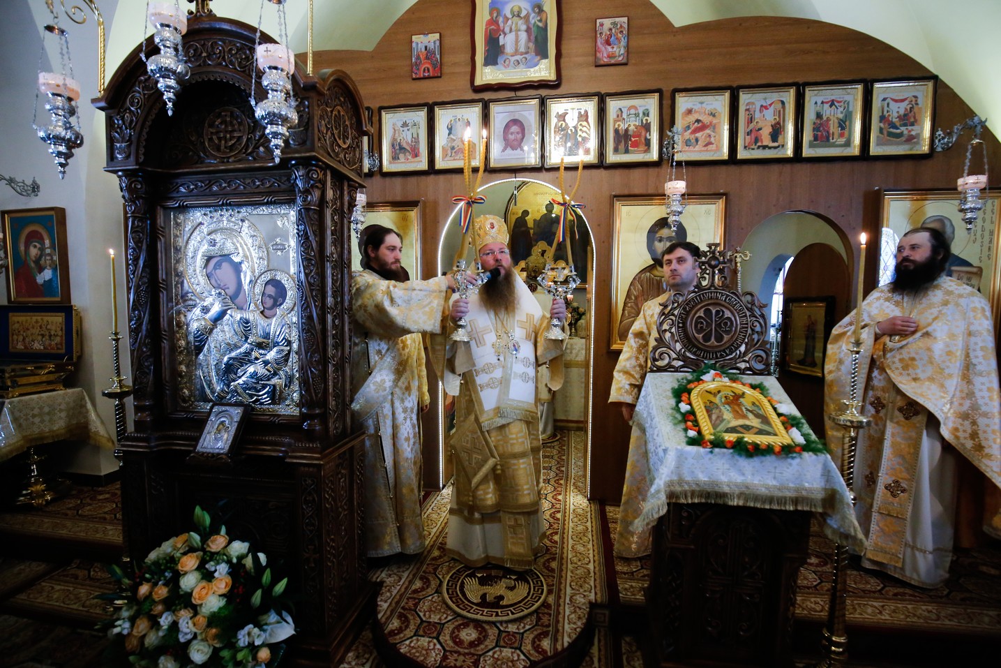 Foto: Alexandru Moroianu Liturghie cu patru arhierei la Mănăstirea Zosin din Botoșani: „Casa omului este sufletul său”