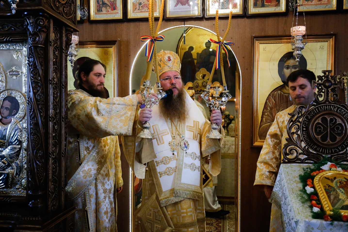 Foto: Alexandru Moroianu Liturghie cu patru arhierei la Mănăstirea Zosin din Botoșani: „Casa omului este sufletul său”