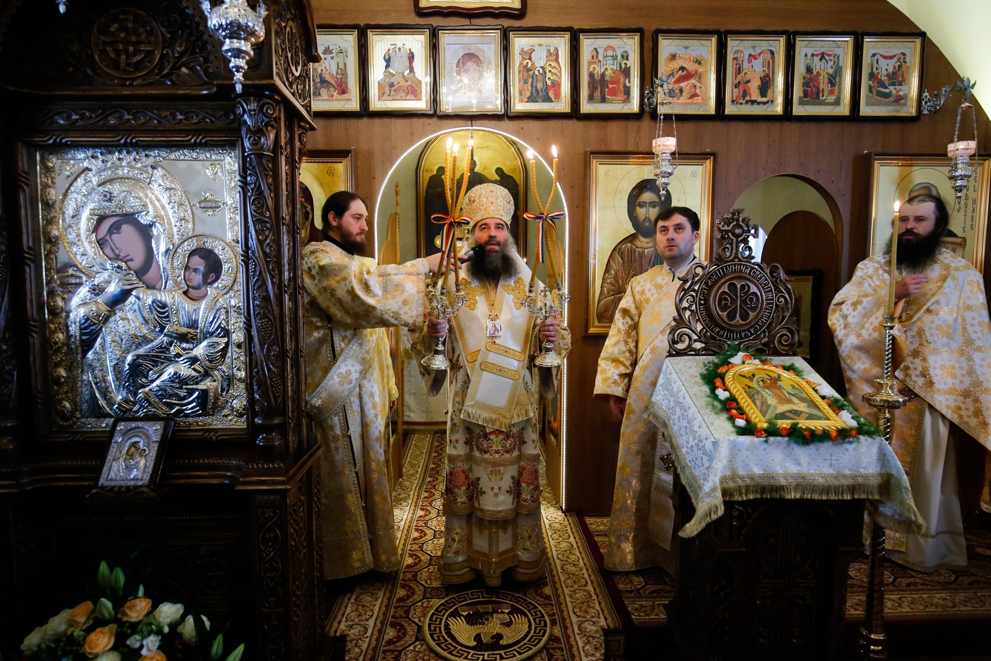 Foto: Alexandru Moroianu Liturghie cu patru arhierei la Mănăstirea Zosin din Botoșani: „Casa omului este sufletul său”