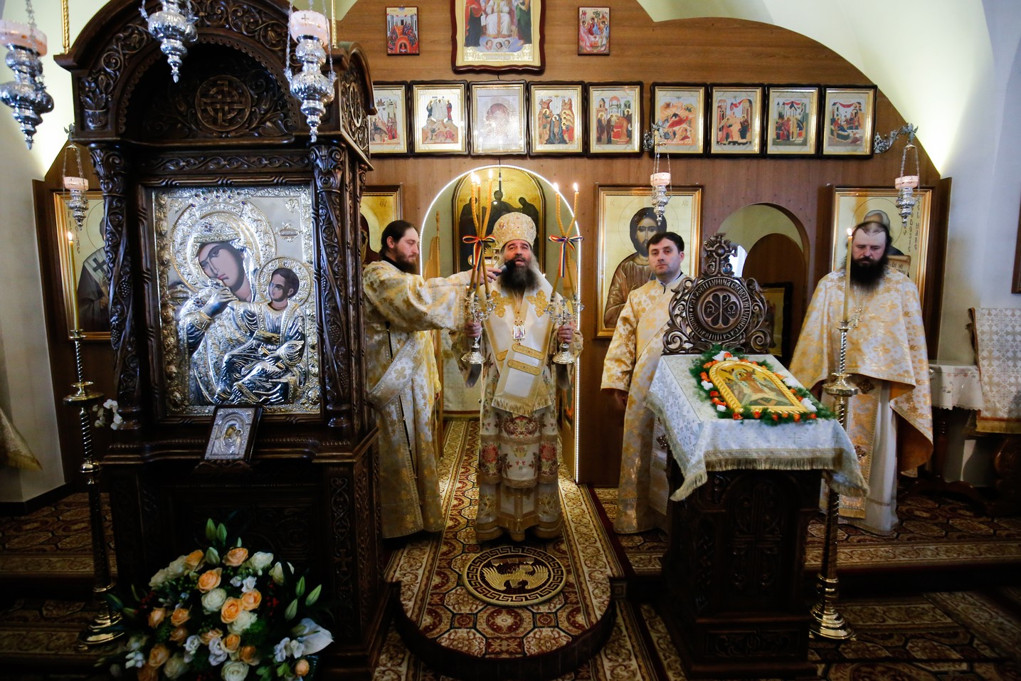Foto: Alexandru Moroianu Liturghie cu patru arhierei la Mănăstirea Zosin din Botoșani: „Casa omului este sufletul său”