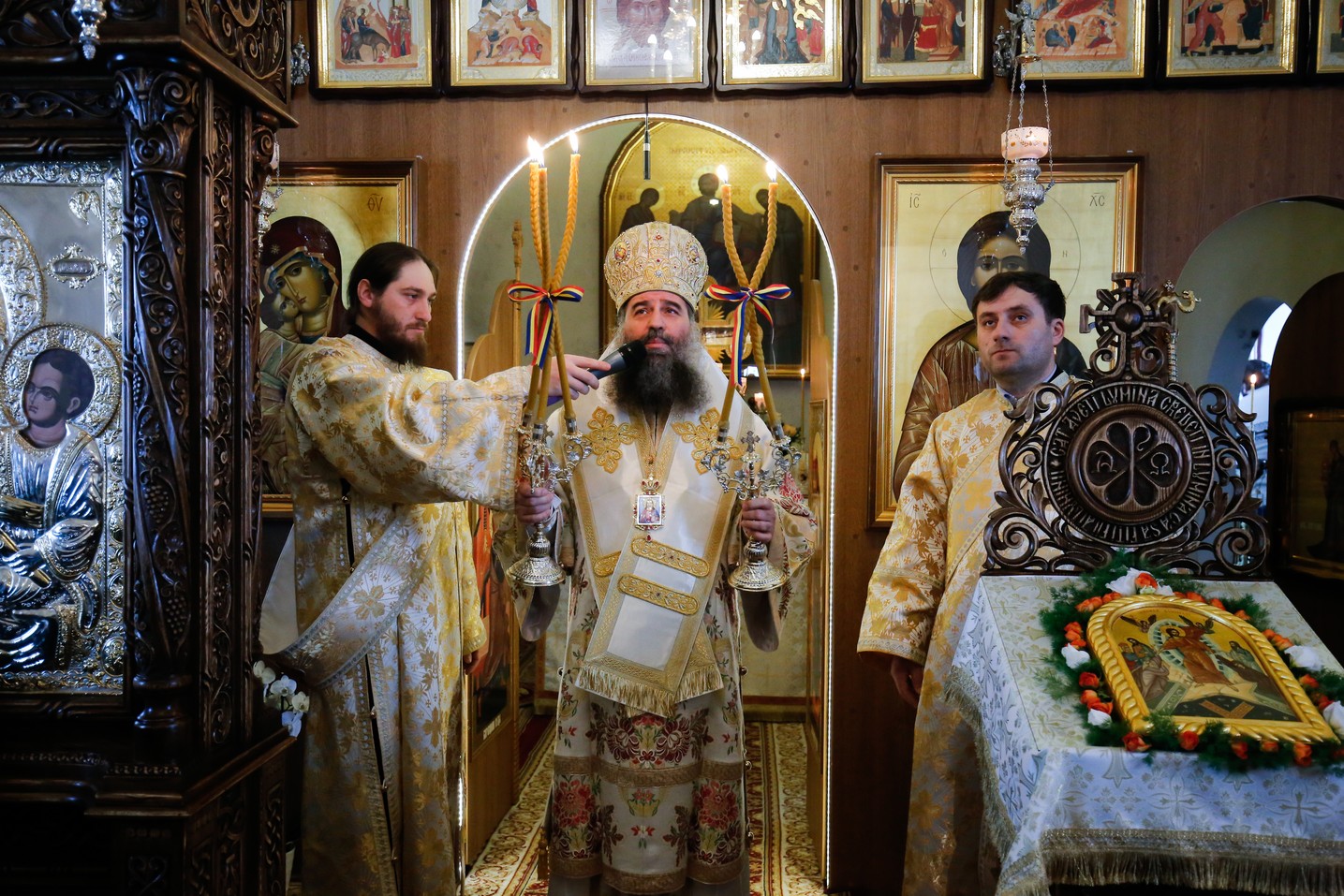 Foto: Alexandru Moroianu Liturghie cu patru arhierei la Mănăstirea Zosin din Botoșani: „Casa omului este sufletul său”