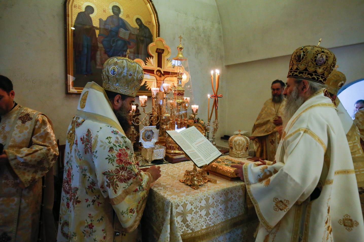 Foto: Alexandru Moroianu Liturghie cu patru arhierei la Mănăstirea Zosin din Botoșani: „Casa omului este sufletul său”