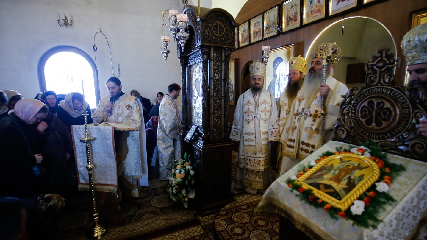 Foto: Alexandru Moroianu Liturghie cu patru arhierei la Mănăstirea Zosin din Botoșani: „Casa omului este sufletul său”