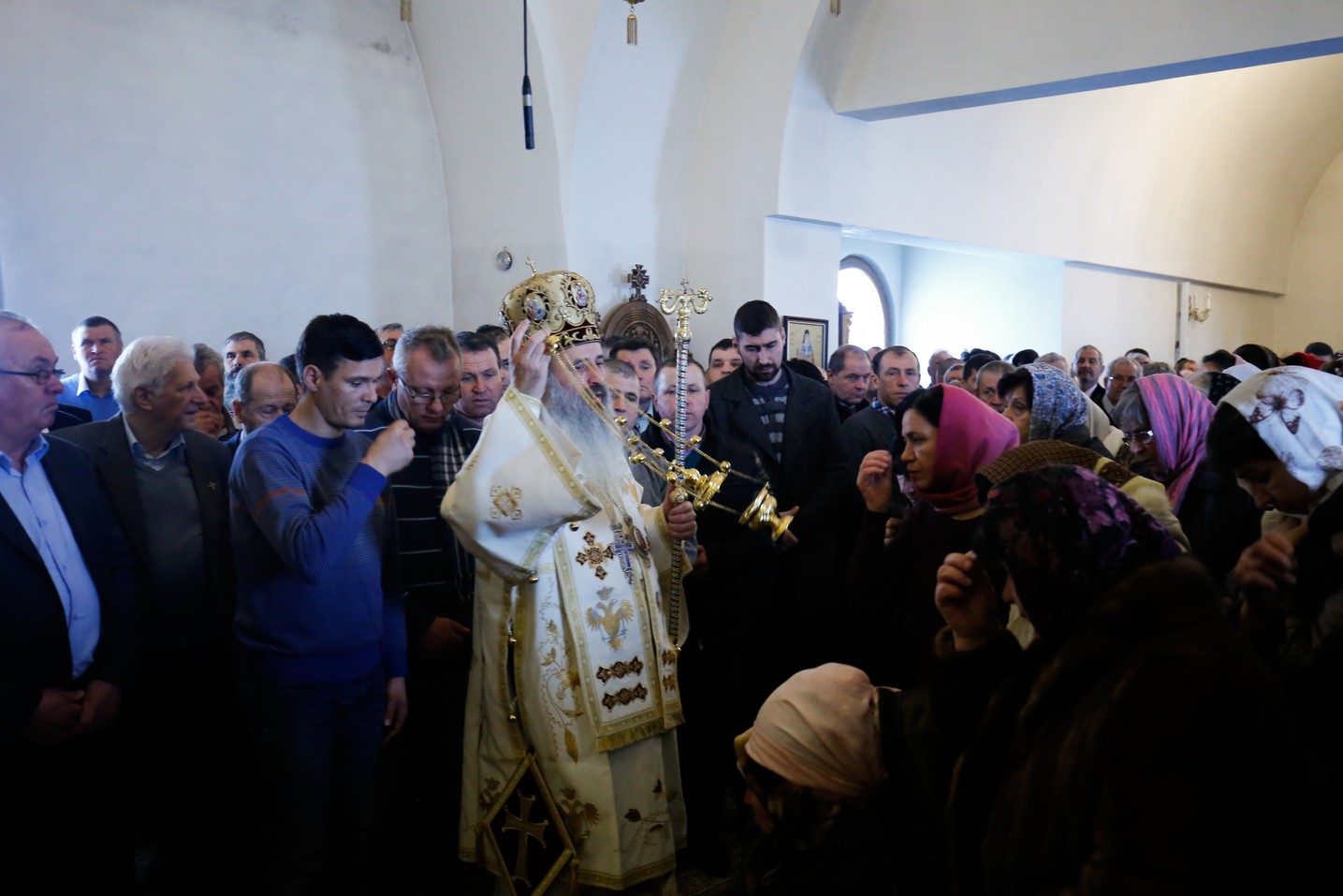 Foto: Alexandru Moroianu Liturghie cu patru arhierei la Mănăstirea Zosin din Botoșani: „Casa omului este sufletul său”