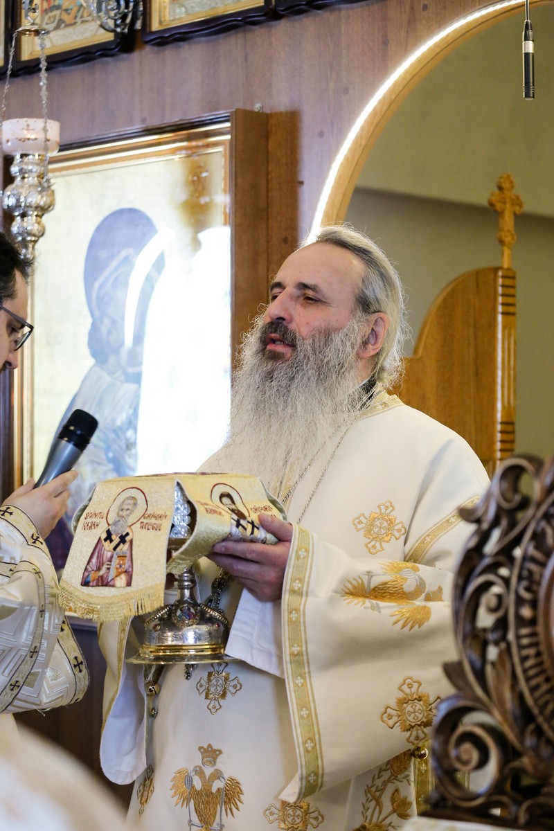 Foto: Alexandru Moroianu Liturghie cu patru arhierei la Mănăstirea Zosin din Botoșani: „Casa omului este sufletul său”