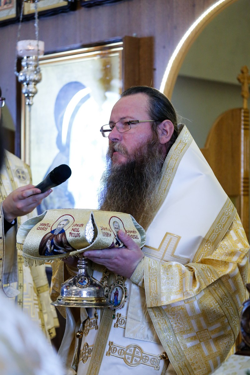 Foto: Alexandru Moroianu Liturghie cu patru arhierei la Mănăstirea Zosin din Botoșani: „Casa omului este sufletul său”
