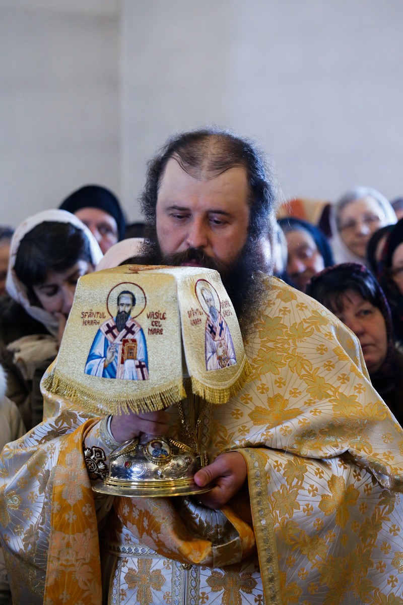 Foto: Alexandru Moroianu Liturghie cu patru arhierei la Mănăstirea Zosin din Botoșani: „Casa omului este sufletul său”