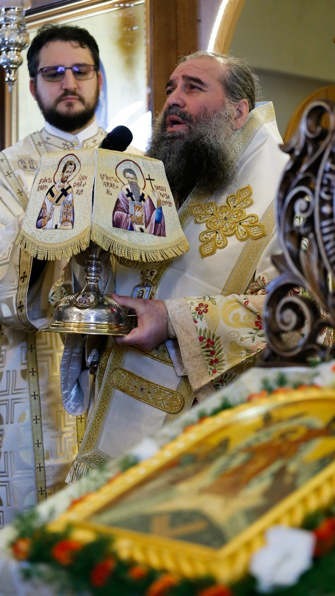 Foto: Alexandru Moroianu Liturghie cu patru arhierei la Mănăstirea Zosin din Botoșani: „Casa omului este sufletul său”