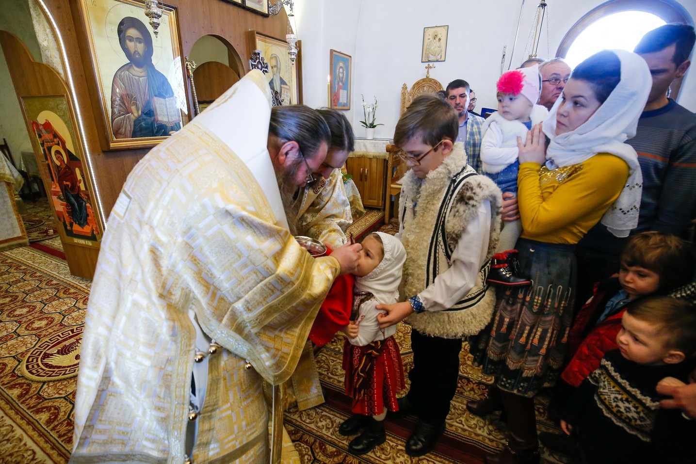 Foto: Alexandru Moroianu Liturghie cu patru arhierei la Mănăstirea Zosin din Botoșani: „Casa omului este sufletul său”