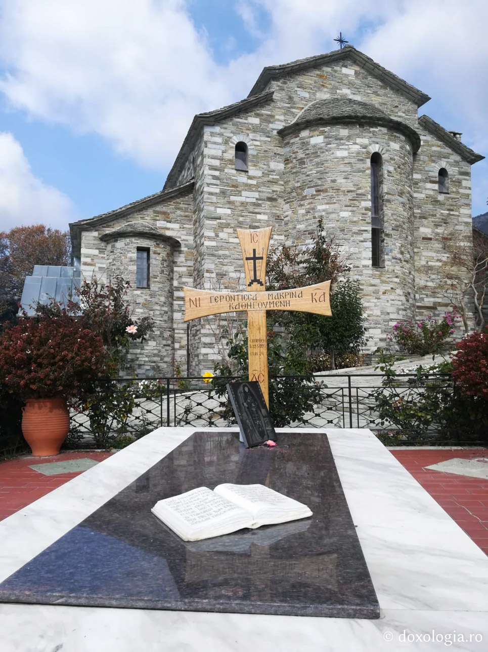 Mormântul Stareţei Macrina Vassopoulos (Foto) Mănăstirea Maicii Domnului Odigitria din Portaria – Grecia