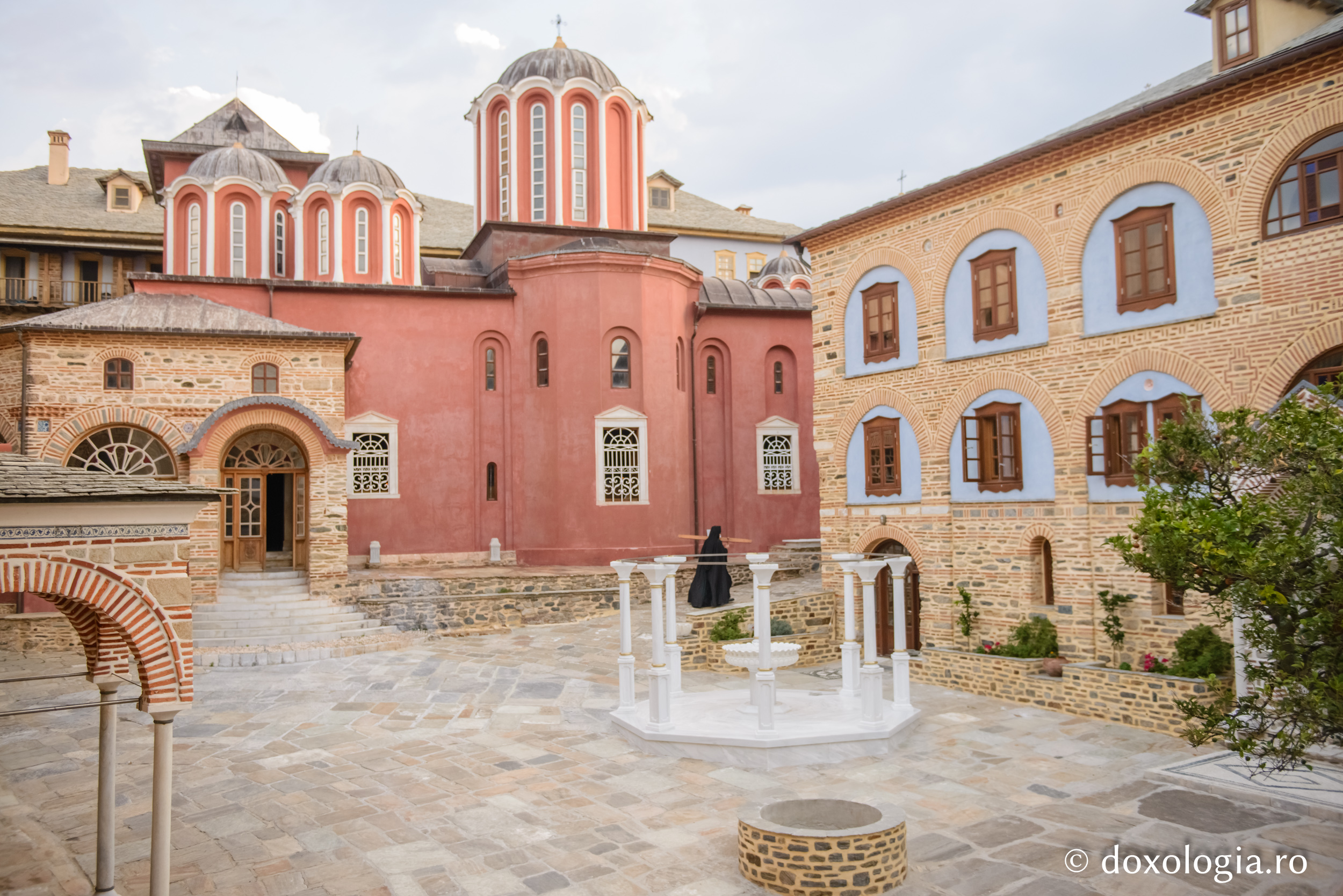 Katholikonul Mănăstirii Pantocrator – vedere dinspre sud / Foto: Pr. Silviu Cluci Katholikonul Mănăstirii Pantocrator