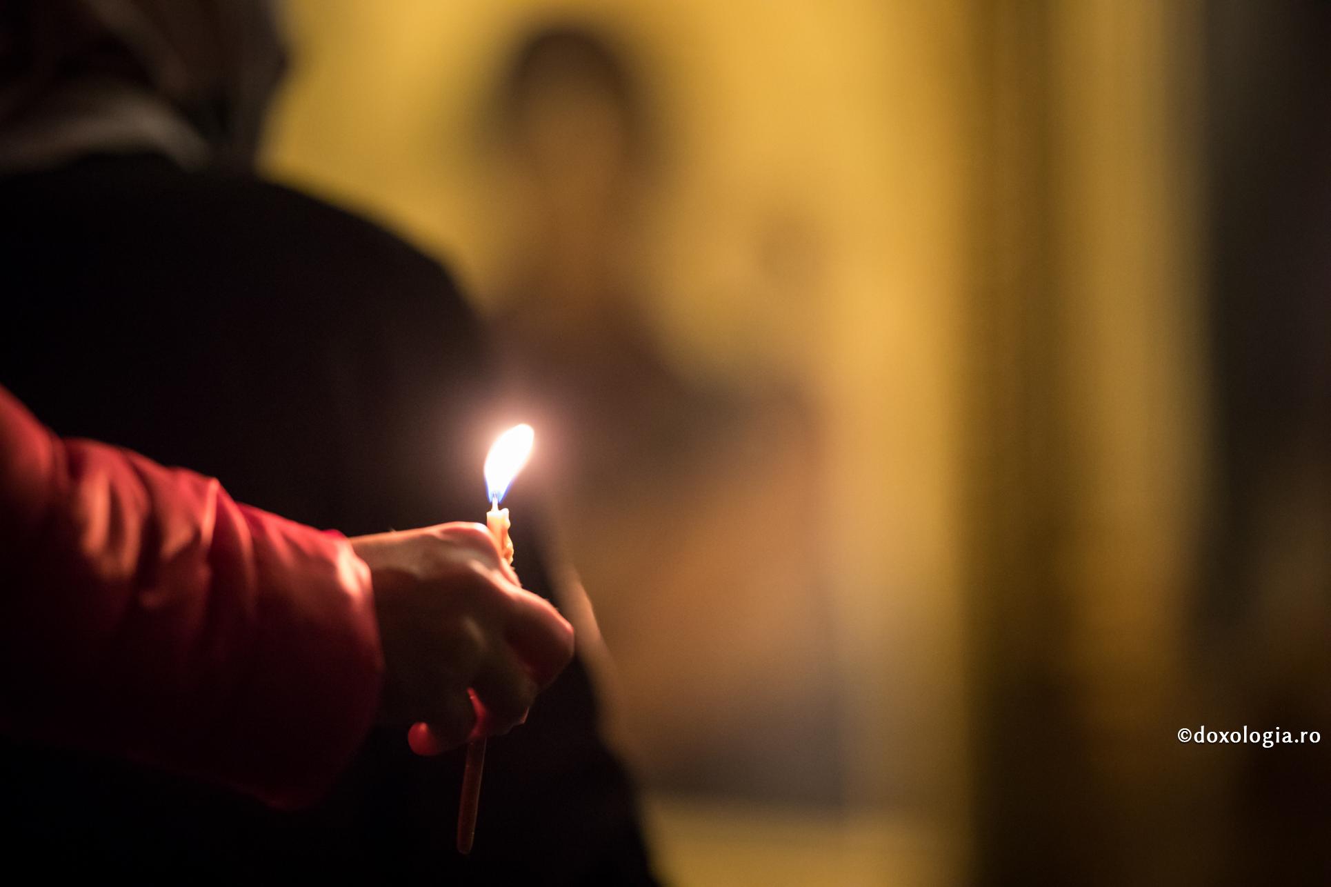 lumânare aprinsă în mână