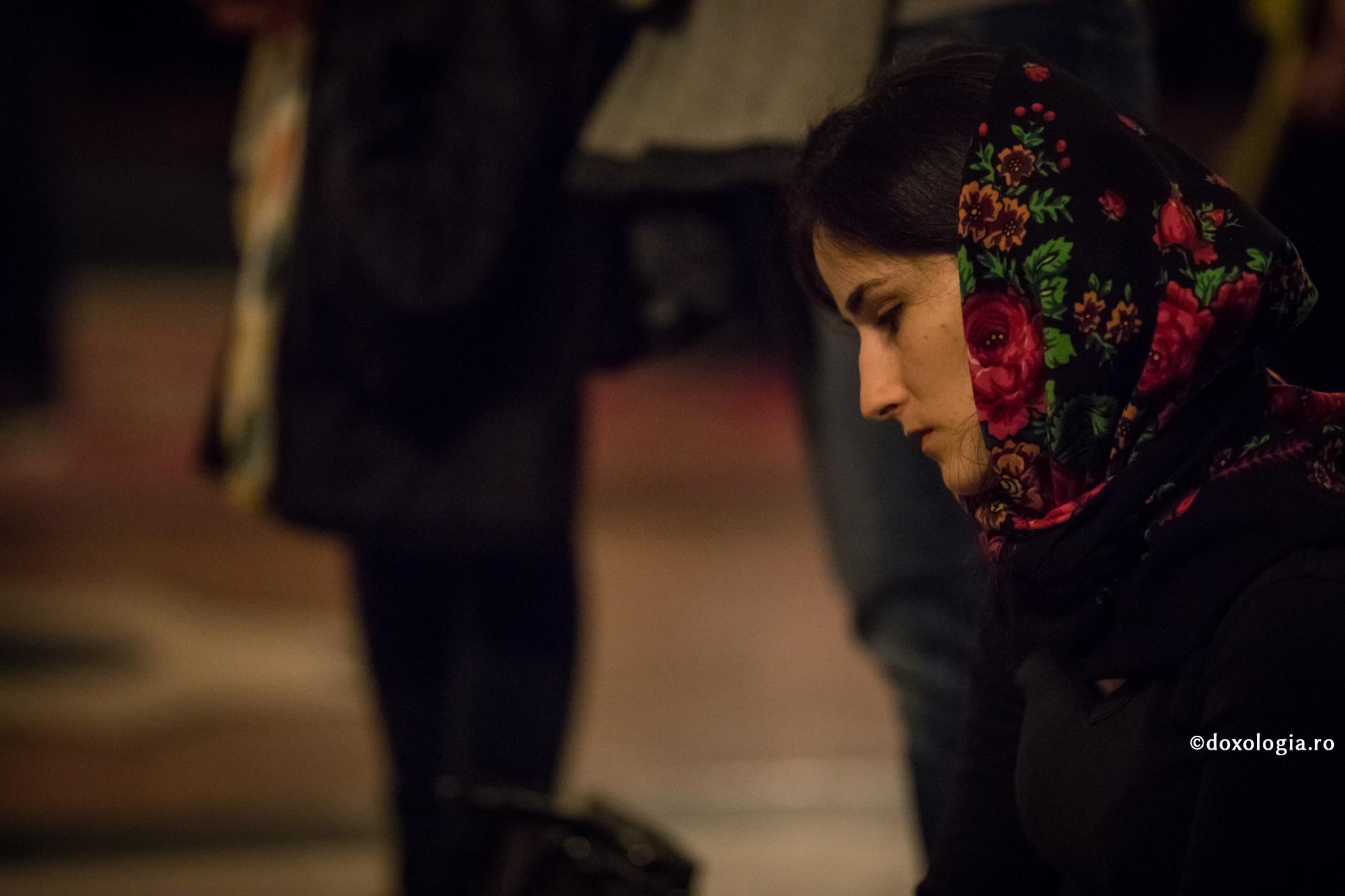 femeie cu capul acoperit